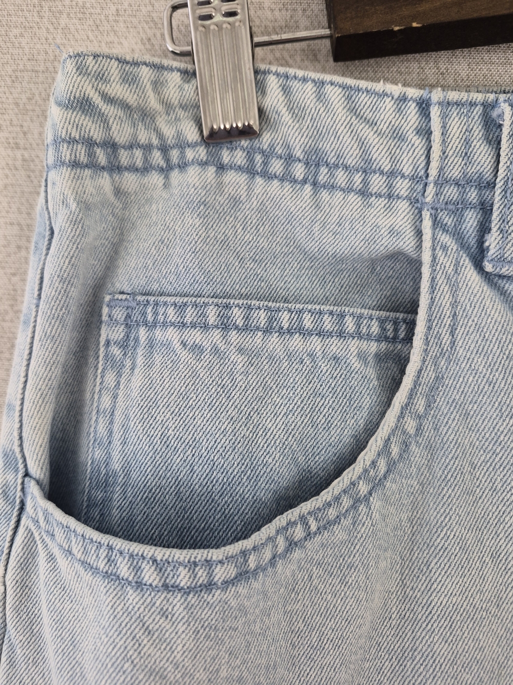 Christopher & Banks Size 12 Cropped Capri Jeans Light Wash Embroidered SKU0332 - Picture 9 of 14